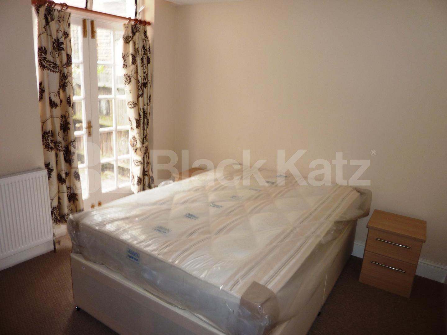 			NEAR PRIMROSE HILL!, 2 Bedroom, 1 bath, 1 reception Flat			 Manley Street, PRIMROSE HILL